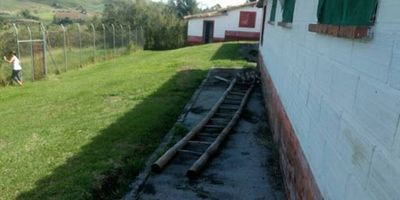 Casa en excelente ubicación en zona residencial y campestre, sector Rio Abajo Rionegro, cuenta con 500m2, 9 habitaciones, 2 baños, cocina sencilla con gas propano (pipeta), apta para empresa o bodega, tiene espacio adicional de 1200m2, de facil acceso.