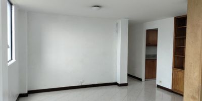 Apartamento en arriendo en unidad cerrada cerca a vías principales, supermercados, centros comerciales, restaurantes, hoteles, fácil acceso a rutas de transporte y servicios complementarios del sector. Piso en cerámica y madera, sala comedor, estudio, 3 alcobas con closet y baño en la principal, baño social, cocina integral cerrada, zona de ropas, útil y parqueadero paralelo cubierto. Conjunto cerrado con piscina, gimnasio, salón social, parques infantiles, zona verdes, vigilancia y portería 24 horas y circuito cerrado de TV. *Inmuebles sujetos a verificación de disponibilidad*
