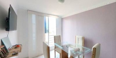 Apartamento en venta de 42M², con vista interior, ubicado en un 4°to piso (Torre 4 Apto 401), acceso por escaleras, parqueadero comunal. Consta de 3 habitaciones, 1 baño, sala comedor, cocina integral y zona de lavandería. Tiene piso cerámico en todas sus zonas. El Conjunto cuenta con salones comunales, zona bbq, zona de niños, cancha y vigilancia privada las 24 horas. Cerca a almacenes de cadena como Olímpica, Tiendas Ara, D1 e Isimo; cerca a colegio Nuestra Señora de Las Misericordias;  Vías de acceso por la carrera 19.
 h_property_nid_ref:  30166260528
 h_property_uuid_detail:  a1572577-b25a-4c72-9801-5e318c7ba73f
 ubicacion: Soledad,Ciudad de los Puertos
 Inmueble ofertado por nuestro aliado HABI.