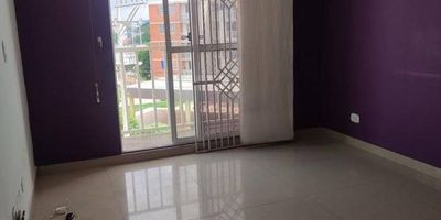 Apartamento en venta de 46M², con vista interior, ubicado en un 4to piso (Torre 4 Apto 401), acceso por escalera, parqueadero propio comunal. Consta de 3 habitaciones, 1 baño, sala comedor, cocina integral y zona de lavandería. Tiene piso porcelanato en todo el inmueble. El conjunto cuenta con piscina, salón comunal y vigilancia privada las 24 horas. Cerca a centro comercial Carnaval; cerca a colegio Institución Educativa John F. Kennedy;  cerca a universidad del Saber; Vías de acceso por la Soledad-Malambo y Avenida el Platanal.
 h_property_nid_ref:  40100832854
 h_property_uuid_detail:  ef03e7ae-8a1f-48d7-9e8e-b9dde8990fc6
 ubicacion: Soledad,La Fe
 Inmueble ofertado por nuestro aliado HABI.