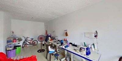 Apartamento en venta de 52M², con vista interior, ubicado en un 1er piso (Torre A10 Apto 107), parqueadero comunal. Consta de 3 habitaciones, 1 baño, sala comedor, cocina integral y zona de lavandería. Tiene piso cerámico en todas sus zonas. El Conjunto cuenta con vigilancia privada las 24 horas. Cerca a centro comercial Mi Plaza Los Robles; cerca a almacenes de cadena como Isimo y Ara;  Vías de acceso por la carrera 12.
 h_property_nid_ref:  34022000936
 h_property_uuid_detail:  d26e8add-4f61-4d93-93d9-0cbbe0a266ad
 ubicacion: Soledad,El Manantial
 Inmueble ofertado por nuestro aliado HABI.