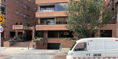 1 Sala, 1 Comedor, 1 Baño Social, 4 Habitaciones, 2 Baños Privados, 1 Cocina, 1 Cuarto Servicio, 1 Baño servicio, 1 patio Interior, 2 Garajes