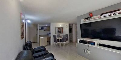 Apartamento en venta de 59M², con vista interior, ubicado en un 4to piso (Torre 1 Apto 402), acceso por ascensor, parqueadero comunal. Consta de 2 habitaciones, 2 baños, sala comedor, cocina integral y zona de lavandería. Tiene piso cerámico en todas sus zonas. El Conjunto cuenta con cancha, parque infantil, piscinas, salón comunal, zona bbq, cancha y vigilancia privada las 24 horas. Cerca a centro comercial Mi Plaza Los Robles; cerca a almacenes de cadena como Tiendas Ara; Vías de acceso por la carrera 77A.
 h_property_nid_ref:  33047754289
 h_property_uuid_detail:  9d614f63-375b-468a-8276-ede550bf92db
 ubicacion: Soledad,Los Robles
 Inmueble ofertado por nuestro aliado HABI.