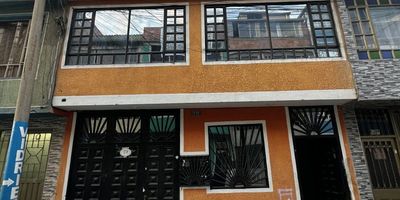 2 Salas, 2 Comedores, 4 baños, 4 Habitaciones, 4 Cocinas, 2 Patios Interiores, Terraza, Garaje. inmueble aplica solo para pago de contado.