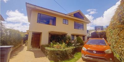 Codigo 955FR4028 Tu proximo hogar en esta linda casa campestre en La Calera, Villas de Tunjaque, con espectacular vista de bellos paisajes. La Casa cuenta con amplias area social con chimenea, comedor independiente, estudio con baño privado, su cocina es amplia, luminosa y remodelada con comedor auxiliar,  zona de ropas, cuarto de servicio con baño.  En el segundo nivel descansa en su amplia habitacion principal con su balcon y hermosa vista de la montaña, dos Habitaciones que gozan de excelente iluminacion natural, un baño social mas el area de estudio. Adicional disfruta de su lindo altillo con excelente vista. Cuenta con zona verde y cuatro parqueaderos descubiertos.

Todo Ubicado dentro de un conjunto con vigilancia privada. Tranquilidad, aire puro, comodidad, Facil Acceso, todo en un solo lugar. Contactanos YA al tres dieciocho  ocho cinco ocho ocho ocho cuatro cinco agenda tu cita y preparate para disfrutarla.
