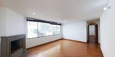 Acogedor y amplio apartamento en venta de 82?m², con agradable vista exterior, ubicado en un segundo piso (Apto 201), con acceso por ascensor y parqueadero propio cubierto (201), ideal para quienes buscan comodidad y una excelente ubicación. Su distribución incluye 3 habitaciones, 4 baños, una sala comedor luminosa, cocina integral funcional y zona de lavandería independiente; los pisos laminados en habitaciones y áreas sociales brindan calidez, mientras que los baños y la cocina cuentan con acabados en cerámica para mayor practicidad. El conjunto ofrece vigilancia privada las 24 horas, brindando tranquilidad y seguridad. Ubicado en una zona estratégica, cerca de los centros comerciales Galería 93, Chicó Centro y Manhattan, así como de almacenes de cadena como D1, Éxito Express y Carulla; también se encuentra próximo a reconocidos colegios como el Liceo El Encuentro y San Pío X, universidades como la de Santander y Sergio Arboleda, y a estaciones de Transmilenio como Virrey y Los Héroes, con excelentes vías de acceso por la Calle 80 y la Carrera 18. Un espacio pensado para vivir con bienestar y conectividad en el corazón de la ciudad.
 h_property_nid_ref:  38811857460
 h_property_uuid_detail:  fe1e7cba-5cf6-46e2-b97d-f76e18db73f7
 ubicacion: Bogotá,Antiguo Country
 Inmueble ofertado por nuestro aliado HABI.