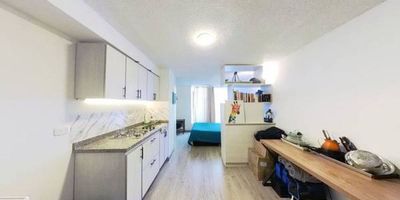 Apartaestudio en venta de 26m2, con vista interior, ubicado en un 16avo piso (Torre 5 Apto 1610), acceso por escaleras y ascensor. Consta de 1 habitación, 1 baño, sala comedor, cocina integral y zona de lavandería. Tiene piso laminado en habitación, cocina y zona social y cerámico en baño. El conjunto cuenta con cancha, salón comunal, zona de niños y vigilancia privada las 24 horas. Cerca a centro comercial El Edén; cerca a almacenes de cadena como Ara y D1; cerca a colegio Distrital Gustavo Rojas Pinilla; cerca Politecnico Grancolombiano; cerca a Paraderos del SITP; Vías de acceso por la calle 10.
 h_property_nid_ref:  42106407200
 h_property_uuid_detail:  94a6a2cd-3c61-4497-aa70-554b5070aef1
 ubicacion: Bogotá,Bosconia
 Inmueble ofertado por nuestro aliado HABI.