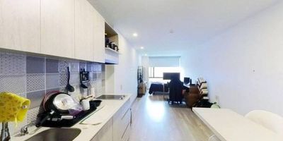 Apartaestudio en venta de 27M², con vista exterior, ubicado en un 9no piso (Apto 918), acceso por ascensor. Consta de 1 espacio abierto, 1 baño, cocina integral y zona de lavandería. Tiene piso laminado en todo el inmueble y piso cerámico en baño. El conjunto cuenta con salón social, gimnasio, zonas húmedas, co-working y vigilancia privada las 24 horas. Cerca a almacenes de cadena como Éxito; cerca a colegios Nueva Granada, Rosario Santo Domingo; cerca a universidad Manuela Beltrán, de La Salle, San José; cerca a estaciones de SITP; Vías de acceso por la Avenida Circunvalar.
 h_property_nid_ref:  40750699542
 h_property_uuid_detail:  858be221-ea0e-41a2-8599-b8f9b7b95554
 ubicacion: Bogotá,Los Olivos
 Inmueble ofertado por nuestro aliado HABI.