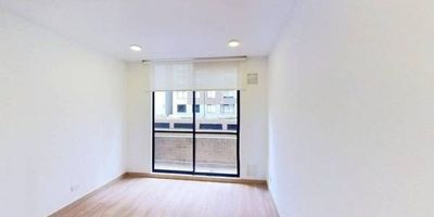 Apartaestudio en venta de 31m2, con vista interior, ubicado en un 1er piso (Torre 3 Apto 111), acceso por ascensor. Consta de 1 habitación, 1 baño, sala comedor, cocina integral y zona de lavandería. Tiene piso laminado en zona social y habitación, piso cerámico en baño y cocina. El conjunto cuenta con zona infantil, gimnasio, coworking, lavandería, salas de juegos, salas premium, terrazas con zonas BBQ, salón social, parqueadero comunal y vigilancia privada las 24 horas. Cerca a centro comercial Sendero de La Colina; cerca a almacenes de cadena como Olímpica, Tienda D1 y Colsubsidio; cerca a colegio Externado Caro y Cuervo; cerca a paraderos del SITP; Vías de acceso por la Calle 150a y Carrera 50.
 h_property_nid_ref:  44764105576
 h_property_uuid_detail:  7ef1dd6d-a2a9-4e5a-842b-a7a23213bfc7
 ubicacion: Bogotá,Mazuren
 Inmueble ofertado por nuestro aliado HABI.