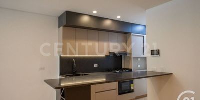 Con estilo vanguardista te presentamos esta oportunidad de inversión para  vivir en  el sector exclusivo del barrio Conquistadores cercano a  sitios de interés como Parques del Rio, centro comercial Unicentro, teatro Metropolitano, Plaza Mayor, Universidad UPB, Centros de salud, supermercados, etc. Disponibles para la venta, apartamentos con un área total de 146  m  distribuidos en un área privada de 86 m en donde encontraras  la sala comedor, cocina abierta, 2 habitaciones , principal con baño y vestier, baño social completo. y lo mas espectacular es la terraza de 60 mts  en donde tus momentos serán únicos. Ascensor privado, 1 parqueadero mas cuarto util. Apartamentos con acabados de lujo , excelente iluminación. Porteria Monitoreada con huella,  ideal también para inversión con rentas cortas.