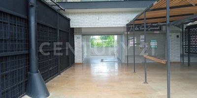 Venta Local Comercial en un centrico mall de llanogrande con excelentes vias de acceso y parqueaderos con una cómoda área de 76 metros cuadrados lo convierte en una excelente opción de negocio ó inversión .
