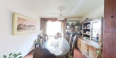 Apartamento en venta de 116M², con vista exterior, ubicado en un 3er piso (Torre 1 Apto 302), acceso por escaleras y ascensor. Parqueadero propio cubieto (302). Consta de 3 habitaciones, 3 baños, sala comedor, cocina integral y zona de lavandería. Tiene piso laminado en zona social, piso cerámico en baños, cocina y habitaciones El edificio cuenta con vigilancia privada las 24 horas. Cerca a centro comercial Mazuren; cerca a almacenes de cadena Carulla, SurtiMayorista, Shain Importaciones, ; cerca a colegio Teresanio de Bogotá, Liceo de cervantes;  cerca a universidad el Bosque, de San Buenaventura; cerca a paraderos del Transmilenio Toberín y SITP; Vías de acceso por la Autopista Norte. calle 159
 h_property_nid_ref:  38702904577
 h_property_uuid_detail:  ce30c906-de12-4806-a7ee-b194b49098e1
 ubicacion: Bogotá,Estrella del Norte
 Inmueble ofertado por nuestro aliado HABI.