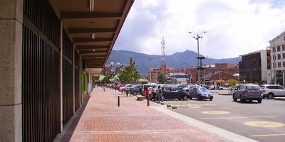 Excelente oficina área privada. 11 M2.  Bahía de parqueo, cerca de estación de transmilenio. Administración incluye, energía, acueducto y aseo. Zona común: 43 M2 Sala de espera, cafetería y 2 baños