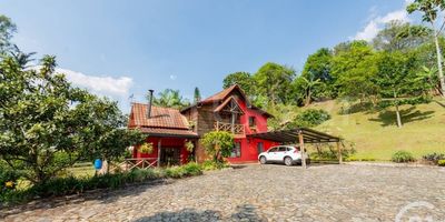 Arriendo Casa Finca, cuenta con 3400 mt2 de lote, 250 mt2 de Construido, 5 Alcobas principal con vestidor, 4 Baños, Cocina integral, Patio, Sala, Comedor, Balcón.
Cuenta con portón automático, control de acceso, acceso pavimentado, parqueadero cubierto para 3 carros y descubierto para otros 2.
Zona tranquila, verde, segura, con buenos accesos.