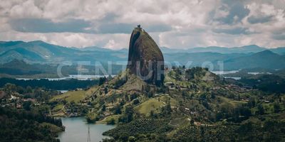 Explora la majestuosidad de Makai Condominio Campestre, ubicado en la pintoresca Vereda La Peña en Guatapé, con vistas incomparables a la emblemática Piedra del Peñol y al embalse. Con un extenso terreno de 120,000 m², dividido en lotes que van desde 2,500 metros cuadrados, ofrecemos una variedad de opciones para adaptarse a tus necesidades, con precios desde $337,000,000. Nuestros lotes más amplios, con áreas de hasta 7,438 metros cuadrados, están disponibles por $495,000,000.
Sumérgete en la tranquilidad de este entorno natural, perfecto para el descanso, la recreación familiar, la relajación, la meditación y la práctica de deportes. Guatapé, un municipio vibrante y lleno de color, atrae a visitantes de todo el mundo con sus encantos turísticos, desde su rica historia religiosa hasta el agroturismo, el ecoturismo y los emocionantes deportes de aventura.
Makai Condominio Campestre se integra armoniosamente en este entorno, ofreciendo una ubicación privilegiada en la montaña de Vereda La Peña, con vistas espectaculares al embalse, al Peñol y a Guatapé. Nuestras comodidades incluyen una garita de seguridad, un salón abierto para eventos y reuniones, amplios espacios de estacionamiento para visitantes y una puerta eléctrica vehicular para mayor conveniencia. Descubre la belleza y la tranquilidad de Makai Condominio Campestre, donde cada día ofrece la oportunidad de conectarse con la naturaleza y disfrutar de la serenidad de este entorno único.