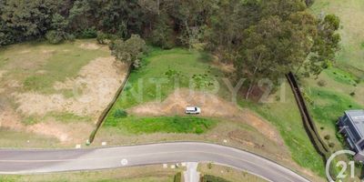 Se Vende Lote en exclusiva parcelación Del Oriente Antioqueño – En El Carmen de Viboral, en la vía de La Ceja  a San Antonio, en este lote podrás encontrar el lienzo perfecto para desarrollar tu casa de ensueño, cuenta con un área de 4.392 m2, los cuales te brindaran privacidad, al tener esta generosa área y de esta manera las construcciones desarrolladas en esta parcelación quedan separadas y con grandes espacios de zona verde alrededor de la construcción, de este lote se destaca que ya cuenta con la explanación de la parte en la cual se puede desarrollar la casa y tiene un espacio privado de Bosque nativo, perfecto para diseñar un espacio que te permita tener en tu casa ese lugar para conectarte con la naturaleza.

Esta parcelación cuenta con un excelente servicio de vigilancia las 24 horas y ronderos que están constantemente vigilando cada espacio de esta gran copropiedad, cuenta con una excelente ubicación al estar cerca del aeropuerto internacional Jose Maria Cordoba, el Hospital San Vicente Fundación, queda muy cerca de San Antonio de Pereira y del casco urbano del municipio de Rionegro y de la Ceja, lo cual te permitirá un fácil acceso a una amplia variedad de bienes y servicios, lo cual te permitirá tener una excelente calidad de vida.

¿Quieres conocerlo? Hay mucho más por conocer con relación a esta propiedad, Contáctame si quieres conocerlo.