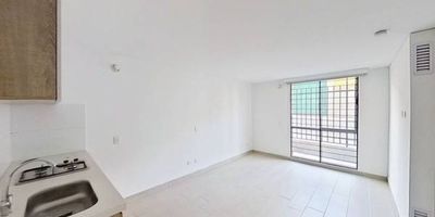Apartamento en venta de 19m2, con vista exterior, ubicado en un 1er piso (Torre 6 Apto 163), acceso por ascensor. Consta de 1 habitación, 1 baño, sala comedor, cocina integral y zona de lavandería. Tiene piso cerámico en todo el inmueble. El conjunto cuenta con zonas verdes, cancha sintética, salón comunal, zona de lavandería comunal, zona infantil y vigilancia privada las 24 horas. Cerca a centro comercial Mall Plaza; cerca a Plaza de Mercado - Paloquemao, almacenes de cadena como Tiendas Ara y D1; cerca a Colegio de Nuestra Señora de la Presentación - Centro; cerca a estación de Transmilenio Paloquemao; Vías de acceso por la Calle 19 y la Carrera 22.
 h_property_nid_ref:  31931033940
 h_property_uuid_detail:  d4aa3b57-0a57-4272-a38e-1afd75963a46
 ubicacion: Bogotá,El Listón
 Inmueble ofertado por nuestro aliado HABI.