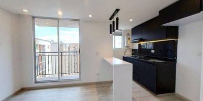 Apartamento en venta de 32M², con vista interior, ubicado en un 20vo piso (Torre 2 Apto 2009), acceso por ascensor, parqueadero comunal. Consta de 2 habitaciones, 1 baño, sala comedor, balcón, cocina integral y zona de lavandería. Tiene piso laminado en habitaciones, zona social y cocina y cerámico en baños. El conjunto cuenta con salón comunal, gimnasio, parque infantil y vigilancia privada las 24 horas. Cerca a centro comercial MultiPlaza; cerca a almacenes de cadena Éxito, Tienda D1, Tienda Ara, Olimpica, Surtimax; cerca a colegio La Felicidad IED; cerca a paraderos del SITP; Vías de acceso por la Avenida Centenario y Carrera 81a.
 h_property_nid_ref:  32826416152
 h_property_uuid_detail:  3545877b-387b-41de-b203-1dc132c8a7d4
 ubicacion: Bogotá,El Vergel
 Inmueble ofertado por nuestro aliado HABI.