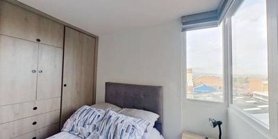 Apartamento en venta de 31M², con vista interior, ubicado en un 6to piso (Torre 4 Apto 606), acceso por ascensor. Consta de 1 habitación, 1baño, sala comedor, cocina integral y zona de lavandería. Tiene piso cerámico en todas sus zonas.  El conjunto cuenta con zona infantil, salón comunal, gimnasio y vigilancia privada las 24 horas. Cerca a Centro Comercial Puerto López; cerca a almacenes de cadena Tiendas D1 y Ara; cerca a colegio Luis Concha Córdoba; cerca a estación de Transmilenio Comuneros; Vías de acceso por la Av. Calle 3 y Carrera 34A.
 h_property_nid_ref:  34298876043
 h_property_uuid_detail:  f50f2b16-7f0a-4f79-9aa7-32cb9bf68694
 ubicacion: Bogotá,Comuneros
 Inmueble ofertado por nuestro aliado HABI.