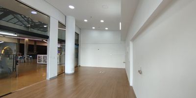 Tu oportunidad de negocio en el lugar ideal!
Ubicacion estrategica y alto flujo de publico
Situado justo frente al prestigioso Politecnico Jaime Isaza Cadavid, este local capitaliza el constante movimiento de estudiantes, docentes y visitantes. Ademas, esta en una zona rodeada de conjuntos residenciales, lo que garantiza una clientela continua y confiable.

Centro comercial moderno con marcas reconocidas
El local forma parte de un centro comercial que ya alberga diversos negocios como restaurantes, mini mercado, academia de idiomas, SPA, farmacia, gimnasio, salones de belleza, licorera, panaderia, cafes, heladerias, entre otros.
. Esta presencia de marcas consolidadas refuerza la proyeccion del lugar, brindando confianza y visibilidad a quienes llegan.

Contactanos para brindarte mas informacion!