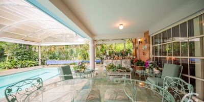 Se ofrece en arriendo  casa campestre en la loma de los Balsos, situada dentro de una exclusiva unidad residencial que garantiza privacidad y tranquilidad en medio de la naturaleza dentro de la ciudad.

La propiedad se encuentra en un lote de 1800 metros cuadrados, con una construcción de 600 metros cuadrados. Uno de sus mayores atractivos es su piscina exclusiva, cubierta y climatizada, integrada con una espaciosa terraza que invita a disfrutar de momentos de relax y entretenimiento al aire libre.

Los interiores destacan por sus amplios espacios, incluyendo una generosa sala y comedor, ideales para recibir visitas o disfrutar en familia. La distribución de la casa se organiza en 3 niveles, lo que proporciona independencia y privacidad en cada área. La suite principal se ubica en el último nivel, asegurando un ambiente aún más íntimo y reservado.

La casa cuenta con un total de 4 habitaciones y 5 baños, asegurando comodidad y espacio para todos los residentes. Los acabados y detalles de diseño añaden un toque de elegancia a cada rincón de esta exclusiva propiedad, ideal para aquellos que buscan un estilo de vida confortable en un entorno natural privilegiado.