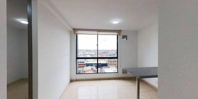 Apartamento en venta de 32m2, con vista exterior, ubicado en un 13avo piso (Torre1 Apto 1308), acceso por ascensor. Consta de 2 habitaciones, 1 baño, sala comedor, cocina integral y zona de lavandería. Tiene piso cerámico en todas sus zonas. El conjunto cuenta con zonas verdes, salón comunal,  zona infantil, gimnasio, zona BBQ, salón de juegos, parqueadero comunal y vigilancia privada las 24 horas. Cerca a centro comercial Mall Plaza; cerca a Plaza de Mercado  Paloquemao, almacenes de cadena como Tiendas Ara y D1; cerca a Colegio de Nuestra Señora de la Presentación - Centro; cerca a estación de Transmilenio Ricaurte; Vías de acceso por la Calle 10 y la Carrera 27.
 h_property_nid_ref:  44870825067
 h_property_uuid_detail:  64787384-b792-42a8-b614-0a736c9e5643
 ubicacion: Bogotá,Ricaurte
 Inmueble ofertado por nuestro aliado HABI.