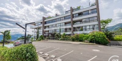 Ubicado en el corazón de Envigado, este hermoso apartamento ofrece una vista impresionante que te dejará sin aliento. Con una moderna cocina abierta, ideal para disfrutar de momentos especiales mientras cocinas, este espacio combina estilo y funcionalidad. El apartamento cuenta con tres amplias habitaciones, cada una diseñada con buen gusto y comodidad en mente. Además, forma parte de una unidad completa que ofrece diversas amenidades, como piscina, gimnasio, zonas verdes y áreas sociales, garantizando un estilo de vida de lujo y confort.