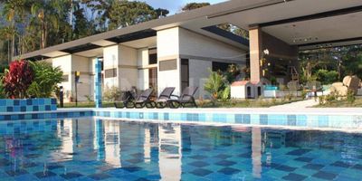 Vendo en Popalito Barbosa una maravillosa casa campestre ha sido diseñada para aprovechar al máximo el clima cálido, con espacios interiores y exteriores que se integran a la perfección. Los acabados de lujo y los detalles arquitectónicos modernos crean un ambiente elegante y acogedor.  Ideal para aquellos que buscan disfrutar de la vida al aire libre y de todas las comodidades modernas en un ambiente tranquilo y exclusivo.

Cada habitación ha sido cuidadosamente diseñada para ofrecer el máximo confort y privacidad. 4 amplias habitaciones con baño y vestier, las camas son hechas en mampostería modernas y practicas, la zona social es un gran salón comedor, con cocina  abierta que integra todo en un gran espacio,  el area de servicio, con habitación, baño, cuarto de despensa, zona de ropas, 2 cuartos utiles y 1 para pipetas.

La zona exterior cuenta con una terraza con piscina y jacuzzi, un gran jardín y zonas verdes con arboles frutales y un establo, la casa cuenta con energía por paneles solares, tiene parqueadero para 6 carros, portón eléctrico y casa  viviente independiente, solo para el jardinero.

Esta ubicado en un exclusivo condominio, con porteria 24/7 a 1 hora de Medellin.