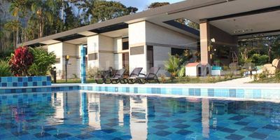 Arriendo en Popalito Barbosa una maravillosa casa campestre ha sido diseñada para aprovechar al máximo el clima cálido, con espacios interiores y exteriores que se integran a la perfección. Los acabados  y los detalles arquitectónicos modernos crean un ambiente elegante y acogedor. Ideal para aquellos que buscan disfrutar de la vida al aire libre y de todas las comodidades modernas en un ambiente tranquilo y exclusivo.

Cada habitación ha sido cuidadosamente diseñada para ofrecer el máximo confort y privacidad, 4 amplias habitaciones con baño y vestier, las camas son hechas en mampostería modernas y prácticas, la zona social es un gran salón comedor, con cocina  abierta que integra todo en un gran espacio,  el area de servicio, con habitación, baño, cuarto de despensa, zona de ropas, 2 cuartos utiles y 1 para pipetas.

La zona exterior cuenta con una terraza con piscina y jacuzzi, un gran jardín, zonas verdes con arboles frutales, un establo, casa de viviente para el jardinero,  tiene parqueadero para 6 carros y un portón eléctrico.

El Arriendo incluye; energía por paneles solares,  wifi, televisión, servicios Epm,  implementos y mantenimiento de la piscina.

Esta ubicada en un exclusivo condominio, con porteria 24/7 a 1 hora de Medellin.