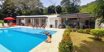 Venta Finca,  casa de verano en exclusiva parcelación en Santa Fe de Antioquia, con un área total de terreno de 3.061m2, y un área construida de 224m2, tenemos un área libre de 2.887m2,  con zona de Deck con pérgola y zona húmeda; piscina, Turco, Jacuzzi, zona verde con árboles frutales. La casa cuenta con 4 habitaciones muy amplias y acogedoras, 4 baños, 4 closets, 4 Aires Acondicionados, 1 closet de linos,  la casa es de un solo nivel cuenta con su  sala comedor cocina integral con gas de pipeta, ya está lista la conexión en cobre para el gas natural que pronto va a suministrar EPM,  Salón exterior con cubierta, piscina, Turco, Jacuzzi, una zona ideal para compartir tus asados. Zonas verdes con jardín, árboles frutales, además parqueaderos para más de 6 vehículos, portería 24 horas , cámaras de seguridad, mantenimiento de zonas verdes, esta parcelación muy cercana al municipio, cuenta con todas las comodidades, como vías internas pavimentadas, acueducto, redes de energía y telecomunicaciones, se cuenta con bosque nativos, cercanías con centros de salud Hospital San Juan de Dios, Farmacias, entidades de educación, Casa de la cultura, Supermercados como Surtimax, D1 y otros más. Quieres venir a vivir el próximo verano en tu propia finca contáctanos.