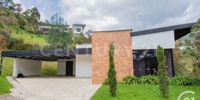 Venta Casa Campestre Sector de la Catedral en Envigado, ubicada con un acceso privilegiado por la famosa Catedral de Envigado, esta casa campestre es una joya arquitectónica en medio de la naturaleza. Con un lote de terreno de 2.892 m² y un área total construida de 450 m² distribuidos en un solo nivel, esta propiedad combina el encanto campestre con modernos acabados, la casa, llena de luz natural, ofrece un ambiente acogedor y familiar. En el área social, una zona de deck con pérgola y vista verde muy campestre invita a disfrutar de momentos memorables en compañía de tus seres queridos, ideal para relajarse en un clima templado y agradable.  Consta de 3 habitaciones están equipadas con baño privado y walk-in closet,  y su balcón o terraza, ofreciendo comodidad y privacidad, tenemos 2 closet de linos, las áreas sociales con espacios muy generosos además, cuenta con un jardín y lote de terreno para árboles frutales la distribución de la casa es excelente proporcionando varios ambientes para disfrutar según tus intereses. La cocina, totalmente abierta y con una isla integrada a la zona social, es perfecta para reuniones y actividades culinarias. La propiedad asegura la privacidad y seguridad de cada propietario con controles de ingreso independientes, Si estás buscando una residencia que combine lujo, comodidad y un entorno natural inigualable, esta casa es perfecta para ti. No dudes en para conocer más detalles y programar una visita. ¡ y hacer realidad tus sueños de vivir en un paraíso campestre!