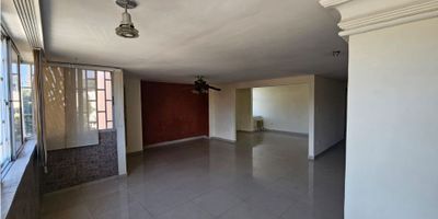 955FR4197
Apartamento en venta en el Edificio Valenty, una excelente oportunidad para quienes buscan amplitud, ubicación y potencial en la zona norte de Barranquilla. Con 154 m², este inmueble ofrece espacios generosos: 3 habitaciones, 3 baños, sala-comedor, cocina independiente y área de labores. Ubicado en un edificio tradicional y sólido, con portería y ascensor, ideal para remodelar a tu gusto y aprovechar su excelente relación entre precio, tamaño y ubicación. Perfecto para quienes valoran el confort de los apartamentos grandes de antes, en una zona residencial y tranquila, cerca de todo. ¡Agenda tu visita y descubre su potencial!
