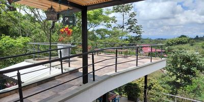 Quieres ver los atardeceres mas espectaculares, las mas hermosas aves de la región, y habitar en un entorno en paz con la naturaleza. Acabas de encontrar la casa que se acopla a tus necesidades, con sistema de compostaje, árboles frutales, sendero ecólogico, hermoso jardín. 