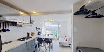 Apartamento en venta de 32m2, con vista exterior, ubicado en un 14avo piso (Torre 6 Apto 1406), acceso por ascensor. Consta de 2 habitaciones, 1 baño, sala comedor, cocina integral y zona de lavandería. Tiene piso laminado en zona social, cocina y habitaciones, piso cerámico en zona de lavado y baño. El conjunto cuenta con parque infantil, salón social, zonas verdes, gimnasio, piscina, zona BBQ y vigilancia privada las 24 horas. Cerca a San Andresito de la 38; cerca a almacenes de cadena como Tiendas D1; cerca a colegio Instituto de Integración Cultura y Colegio María Santa Soledad; cerca a estación de Transmilenio Comuneros; Vías de acceso por la Av. Calle 6 y Carrera 36.
 h_property_nid_ref:  35676553871
 h_property_uuid_detail:  d3d383a7-6073-4fb0-877d-5692b81a30d8
 ubicacion: Bogotá,Primavera Occidental
 Inmueble ofertado por nuestro aliado HABI.