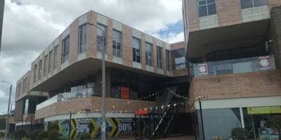 ARRIENDO LOCAL DE 39 M2 EN CENTRO COMERCIAL Y EMPRESARIAL PLAZA MADERO, primer centro gastronómico de comida orgánica y artesanal del municipio de Chia. Local ubicado en 1er piso , gran vitrina, excelentes espacios y acabados. Ubicado sobre la Av. Pradilla y cerca al nuevo centro cultural del municipio.