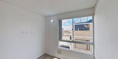 Apartamento en venta de 33 m², con vista interior, ubicado en un 5to piso (Torre 1 Apto 512), acceso por ascensor y escaleras. Consta de 2 habitaciones, 1 baño, sala comedor, cocina integral y zona de lavandería. Tiene piso lamiando en habitaciones y zona social y cerámico en baños y cocina. El edificio cuenta con múltiples zonas verdes, salón comunal, gimnasio, parque para niños y vigilancia privada las 24 horas. Cerca a centros comerciales Parque El Ricaurte; cerca a almacenes de cadena como Ara, D1 y Olímpica; cerca a colegios Nuestra Señora del Pilar Sur y La Giralda; cerca a universidad Libre, La Gran Colombia, La CUN; cerca a estaciones de Transmilenio Policarpa; Vías de acceso por la Carrera 10ma y Carrera 7ma.
 h_property_nid_ref:  36643410460
 h_property_uuid_detail:  33b2d555-d7db-493d-88d0-206f864119a6
 ubicacion: Bogotá,La Brisas 
 Inmueble ofertado por nuestro aliado HABI.