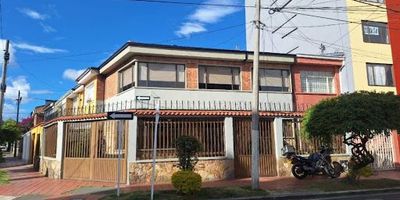 Amplia y luminosa casa en arriendo de dos niveles ubicada en el exclusivo sector de Galerías, estrato 4, con un área de 170 m. El inmueble ofrece sala y comedor independientes con excelente iluminación natural, tres alcobas con closets y cortinas, dos baños, cocina integral con estufa a gas, calentador a gas, estudio y cuarto de servicio. Disfruta de una acogedora chimenea, zona de ropas, y pisos en cerámica y madera que aportan elegancia y confort. Además, cuenta con garaje doble semicubierto y se encuentra en un sector de fácil acceso por la Calle 57, Diagonal 54 y Carrera 21, cerca de zonas comerciales y principales vías de la ciudad. para más información comuníquese con el ejecutivo comercial oscar pardo al celular yo whatsapp 3173691392, o al correo oscar.pardoinmobiliariasaliadas.com