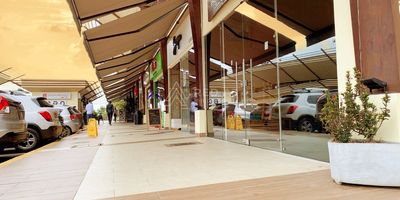 <strong> Local comercial en arriendo en la zona de Cerritos en Pereira.</strong> Si estás buscando un lugar potencial para realizar tu inversión, tenemos local comercial disponible a la venta que puede ser perfecto para ti. El mall comercial cuenta con una ubicación privilegiada en la zona de Cerritos en la ciudad de Pereira en el Eje Cafetero. Lo que te garantiza una alta visibilidad y flujo de clientes. Además, está diseñado para adaptarse a cualquier tipo de negocio, ya que cuenta con una amplia área de vitrina de exhibición, variedad de tiendas y restaurantes, atrayendo una gran cantidad de visitantes todos los días. Perfecta oportunidad para inversionistas en la zona de con mayor crecimiento y expansión de la ciudad de Pereira.

Local comercial tiene un área construida de <strong> 115 m²</strong>, primer piso, amplia vitrina, cocineta, 1 baño. El Mall comercial tiene planta eléctrica de suplencia total, estacionamiento disponible, servicios de seguridad y vigilancia las 24 horas. 







Inmueble rentando.