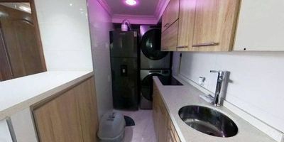 Apartamento en venta de 37 m², con vista exterior, ubicado en un piso 26 (Torre 4 Apto 2612) con acceso por ascensor, ideal para quienes disfrutan de la tranquilidad y la luz natural desde las alturas. Dispone de 1 habitación, 1 baño, sala comedor, cocina integral y zona de lavandería, con pisos laminados en la zona social y habitación, y cerámicos en cocina y baño que brindan practicidad y estilo. El conjunto ofrece espacios pensados para tu bienestar como salón comunal, zona infantil, gimnasio, zona BBQ y vigilancia privada las 24 horas. Su excelente ubicación lo conecta con el centro comercial Santafé, Tiendas D1, el colegio Anglo Americano, la Universidad de San Buenaventura y paraderos del SITP, con fáciles vías de acceso por la Carrera 8 y la Calle 170.
 h_property_nid_ref:  20752362106
 h_property_uuid_detail:  1db73b8b-86eb-4a36-95b7-16bc7c7f3824
 ubicacion: Bogotá,La Granja Norte
 Inmueble ofertado por nuestro aliado HABI.