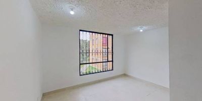 Apartamento en venta de 38 m², con vista exterior, ubicado en un 1er piso (Torre 6 Apto 102), con acceso por hall de la torre. Dispone de 2 habitaciones, 1 baño, sala comedor, cocina y zona de lavandería, con piso cerámico en todas sus áreas para mayor practicidad y fácil mantenimiento. El conjunto ofrece un entorno tranquilo y seguro, con zonas verdes, parque infantil, salón comunal, parqueadero comunal y vigilancia privada las 24 horas. Su ubicación es ideal, cerca al centro comercial Altavista, tiendas y supermercados de barrio, el colegio José Eustasio Rivera IED y paraderos del SITP, con vías de acceso por la Calle 136A Sur y la Carrera 4, lo que lo convierte en una excelente opción para quienes buscan comodidad y buena conexión en la ciudad.
 h_property_nid_ref:  42655778315
 h_property_uuid_detail:  c8533118-27d9-41f4-9920-8f13bf6058b9
 ubicacion: Bogotá,Centro Usme
 Inmueble ofertado por nuestro aliado HABI.