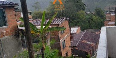 Tu nuevo hogar en Caldas te está esperando!Disfruta de la tranquilidad y el aire puro que solo Caldas puede ofrecerte, sin sacrificar comodidad ni buena ubicación. Este amplio apartamento en arriendo es ideal para quienes buscan un espacio funcional, familiar y acogedor, rodeado de naturaleza pero con fácil acceso a lo esencial.Características del inmueble:
Tres cómodas alcobas, perfectas para el descanso, con excelente ventilación e iluminación.Sala comedor amplia, ideal para compartir en familia o con amigos.Cocina funcional, con red de gas domiciliario para tu comodidad.energía prepago, agua de empresas públicas y adicionalmente agua veredal, garantizando siempre el acceso al recurso más vital.Espacios bien distribuidos y prácticos, con clósets empotrados que facilitan la organización del hogar.Ubicación:Ubicado en una zona tranquila de Caldas, rodeado de naturaleza, con fácil acceso a rutas de transporte y comercios cercanos. Ideal para quienes valoran la serenidad del entorno rura