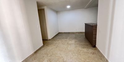 Codigo 28822. Apartamento en arriendo ubicado en Sabaneta sector Loma San José Características principales:• Área: 70 m²• Estrato: 2• Piso 11• 3 habitaciones con clóset• 2 baños completos• Sala–comedor• Cocina integral abierta con cubierta a gas y campana• Mesón en granito• Zona de ropas independiente• Balcón con vista despejada• Parqueadero sencillo• Red de gas y servicios públicos• Propiedad usada en excelente estadoDescripción:Acogedor y funcional apartamento ubicado en el sector Loma San José de Sabaneta, una zona de desarrollo con excelente proyección y fácil acceso a transporte público.Cuenta con tres habitaciones; la principal incluye baño privado y clóset, mientras que las habitaciones auxiliares disponen también de clóset y piso en cerámica. Su zona social integra una amplia sala–comedor con salida al balcón, ideal para disfrutar de una vista tranquila y buena ventilación natural.La cocina abierta tipo integral está equipada con cubierta a gas, campana extractora y mesón en granito, conectándose de forma práctica con la zona de ropas independiente.Zonas comunes:El conjunto ofrece completas áreas sociales y de recreación:• Portería 24 horas• Piscinas para adultos y niños• Gimnasio• Parque infantil• Cancha recreativa• Salón social• Zonas verdes y senderos• Parqueadero de visitantesUbicación y entorno:Ubicado cerca de centros comerciales, supermercados, miradores y restaurantes. Excelente conectividad con la vía principal y rutas de transporte integradas al sistema Metro.Detalles adicionales:• Canon mensual: $1.700.000• Acepta mascotasVive en un entorno natural y tranquilo, con todas las comodidades que ofrece Sabaneta.Agenda tu visita con Grupo Santamaría Inmobiliaria y conoce este hermoso apartamento en Aires del Campo.