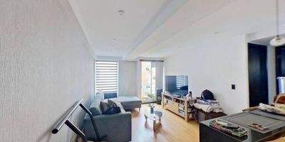 Apartamento en venta de 40?m², con vista interior, remodelado, ubicado en un 6º piso (Apto 609), con acceso por escaleras y parqueadero propio (70). Cuenta con 1 habitación, 1 baño, sala comedor, cocina integral y zona de lavandería. Tiene piso laminado en la zona social y habitación, y cerámico en la cocina y el baño, lo que brinda una combinación de calidez y practicidad. El edificio ofrece espacios ideales para disfrutar en familia como gimnasio, zona de niños, salón comunal, parque infantil y vigilancia privada las 24 horas. Se encuentra cerca del centro comercial Arizona, almacenes de cadena como Éxito, el Colegio Anglo Colombiano, la Universidad San Buenaventura y la estación de Transmilenio Mazurén, con cómodas vías de acceso por la Calle 163B y la Carrera 48. Una excelente oportunidad para vivir con tranquilidad o invertir en una ubicación privilegiada.
 h_property_nid_ref:  39665709659
 h_property_uuid_detail:  e5e5fe5d-54c8-418c-8000-8ddb0d6abf66
 ubicacion: Bogotá,San Cipriano
 Inmueble ofertado por nuestro aliado HABI.