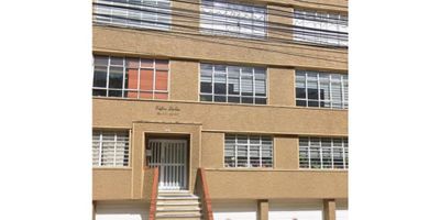 area 130 mts, tercer piso interior iluminado, No tiene ascensor, tres alcobas, dos baños completos, sala independiente, comedor independiente, cocina integral con horno eléctrico y estufa de gas, cuarto y baño de servicio, zona de lavandería queda aparte del apartamento en tipo terraza con lavadero propio y con instalación para lavadora, dos parqueaderos en servidumbre y cubiertos, Porteria inteligente. apts c-dos
