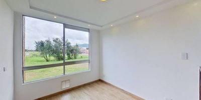 Apartamento en venta de 41M², con vista exterior, ubicado en un 2do piso (Torre 1 Apto 211), acceso por ascensor, parqueadero comunal. Consta de 1 habitación, 1 baño, sala comedor, cocina integral y zona de lavandería. Tiene piso laminado en habitaciones y zona social y cerámico en baño y cocina. El conjunto cuenta con salón comunal, parque infantil, zonas verdes y vigilancia privada las 24 horas. Cerca a centro comercial Santafé; cerca a almacenes de cadena Jumbo, Éxito, Tienda D1, Tienda Ara, Carulla; cerca a colegio Liceo La Sabana; cerca a paraderos de SITP; Vías de acceso por la Calle 176 y Carrera 54B.
 h_property_nid_ref:  31531989161
 h_property_uuid_detail:  01902e0e-8156-4e60-abfb-f99115084ba1
 ubicacion: Bogotá,Nueva Zelandia
 Inmueble ofertado por nuestro aliado HABI.