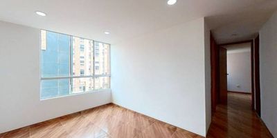 Apartamento en venta de 40m², con vista interior, ubicado en un 5to piso (Torre 15 Apto 559), acceso por escaleras. Consta de 3 habitaciones, 1 baño, sala comedor, cocina integral y zona de lavandería. Tiene piso cerámico en todas sus zonas. El conjunto cuenta con zonas verdes, zona de niños, zona BBQ y vigilancia privada las 24 horas. Cerca a centro comercial Multiplaza, Hayuelos y El Edén; cerca a almacenes de cadena Ara, Éxito; cerca a colegio La Felicidad y Navarra; cerca a paraderos del Transmilenio Normandia y Portal El Dorado; Vías de acceso por la Avenida Boyacá y Avenida El Dorado.
 h_property_nid_ref:  22892643920
 h_property_uuid_detail:  f98f2bc1-f64e-4c0f-835f-94c8c5a5e3ac
 ubicacion: Bogotá,Modelia
 Inmueble ofertado por nuestro aliado HABI.