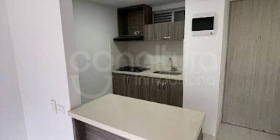 472-8278 Conaltura Inmobiliaria ofrece en venta este cómodo apartamento de 54 m, ubicado en  unidad residencial, en el sector Niquía, una zona estratégica de Bello con excelente acceso a transporte, comercio y servicios. El inmueble cuenta con 3 alcobas, 2 baño, sala comedor, cocina integral con estufa y calentador a gas, zona de ropas e iluminación natural. No incluye parqueadero. Es ideal para quienes buscan un espacio funcional, con una excelente relación entre ubicación, precio y valorización. La unidad residencial ofrece portería y vigilancia, ascensor, juegos infantiles, piscina, turco, zonas verdes y parqueadero para visitantes, brindando bienestar y seguridad para toda la familia. Su ubicación permite estar cerca de la Estación Niquía del Metro, Centro Comercial Puerta del Norte, colegios, supermercados, parques y vías principales, lo que facilita la movilidad y el acceso a todos los servicios.