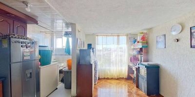 Apartamento en venta de 42M², con vista exterior, ubicado en un 4to piso (Torre 3 Apto 403), acceso por escaleras, parqueadero comunal. Consta de 2 habitaciones, 1 baños, sala comedor, cocina integral y zona de lavandería. Tiene piso cerámico en todas sus zonas. El conjunto cuenta con salón comunal, parque infantil, zonas verdes y vigilancia privada las 24 horas. Cerca a centro comercial Micentro el Porvenir; cerca a almacenes de cadena Surtimax, Colsubsidio, Tienda D1, Tienda Ara; cerca a colegio Ciudadela Educativa; cerca a paraderos del SITP; Vías de acceso por la Carrera 93c y Calle 52 Sur.
 h_property_nid_ref:  35405989921
 h_property_uuid_detail:  3e8e1298-45fe-40ee-bf8c-bc2bc9ddbeab
 ubicacion: Bogotá,El Corzo 
 Inmueble ofertado por nuestro aliado HABI.