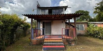 ¡Casa con gran potencial en Dosquebradas!  via la romelia el pollo ¿Buscas un lugar amplio, con excelente ubicación? ubicada a una cuadra de la Avenida Romelia  El Pollo.Características Casa antigua, ideal para remodelar o reconstruir. Apartaestudio moderno, listo para habitar o alquilar. Zonas verdes amplias, perfectas para proyectos campestres o familiares. Espacios llenos de luz natural y ambiente tranquilo. Excelente ubicación a minutos de Pereira ¡Inversión ideal para vivienda, descanso o desarrollo turístico!Contáctanos para más información y agenda tu visita. ¡No dejes pasar esta oportunidad!