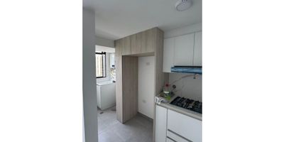 ¡Vive en uno de los municipios más hermosos y prósperos de Antioquia! Este magnífico apartamento de 52 M2 está ubicado en Rionegro, una ciudad rodeada de montañas y naturaleza que te brindará una excelente calidad de vida.

Con una distribución impecable, este inmueble cuenta con una amplia área de terreno y construida de 52 M2, y una cómoda área privada de 52 M2 que te permitirá disfrutar de espacios acogedores y funcionales. Además, dispone de 2 alcobas y 2 baños completos, lo que lo hace ideal para parejas, familias pequeñas o para personas que deseen tener un espacio extra para utilizar como oficina o estudio.

Ahora bien, si eres dueño de una mascota, ¡este apartamento es perfecto para ti! Pues, admite animales de compañía y cuenta con un balcón que te brindará un rinconcito perfecto para relajarte y disfrutar de una hermosa vista panorámica.

Otra de las maravillas de este inmueble, es su moderna y funcional cocina estilo americano con barra, la cual está equipada con una elegante cocina integral y sistema de gas domiciliario, ideal para preparar tus comidas favoritas con comodidad y estilo.

En cuanto a sus acabados, el apartamento cuenta con suelo de cerámica y mármol, lo que le brinda un aspecto moderno y limpio, además de ser fácil de limpiar y mantener en buen estado.

El complejo residencial donde se encuentra este apartamento cuenta con excelentes amenidades que te brindarán un estilo de vida único, como una cómoda zona de lavandería, una refrescante piscina, espacios de áreas sociales para compartir momentos con amigos y familiares, una zona infantil para que los más pequeños se diviertan, y zonas deportivas y verdes para mantenerte activo y en contacto con la naturaleza.

Además, por si fuera poco, la ubicación de este inmueble es perfecta, ya que se encuentra en una zona urbanizada y cercana a centros comerciales, colegios y universidades, parques, acceso pavimentado y transporte público, lo que te garantiza comod